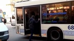 Не поділили сидяче місце: у Запоріжжі в автобусі побилися чоловіки, — ВІДЕО