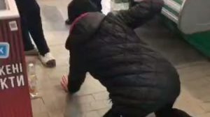 Хмільний вікенд: у Запоріжжі п'яна жінка співала на колінах посеред магазину, — ВІДЕО