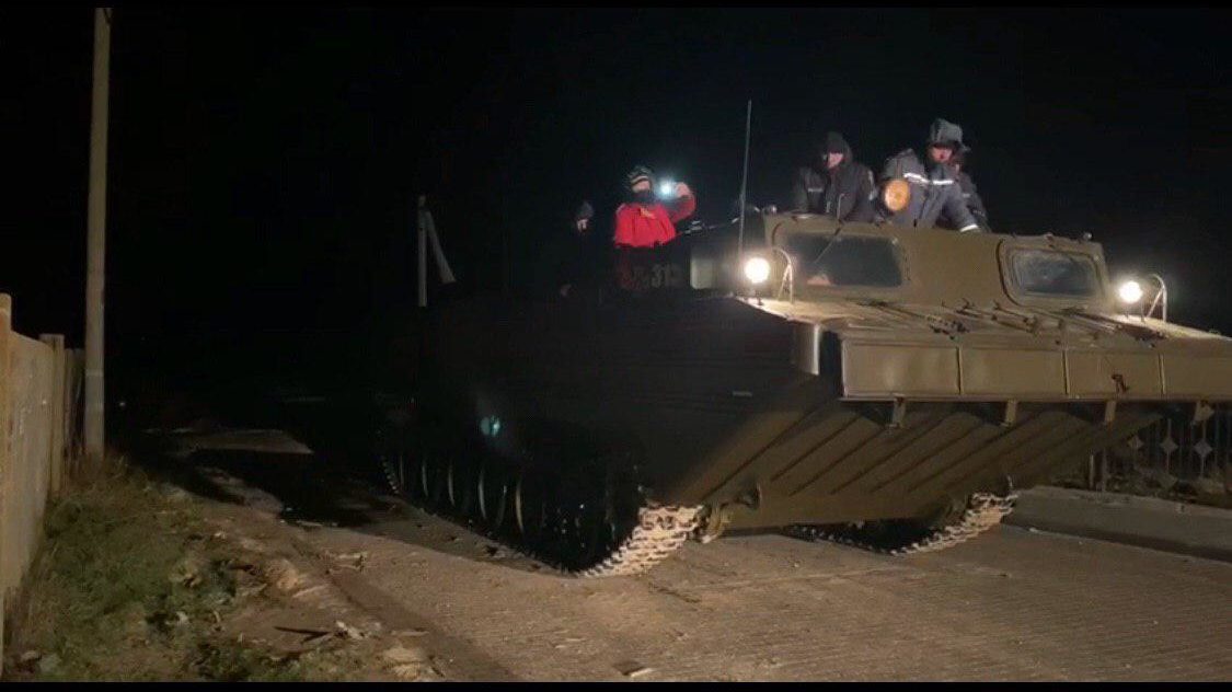 На Запоріжжі рятувальники евакуювали людей з відрізаного негодою острова, — ФОТО, ВІДЕО 