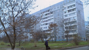 Кидається на людей і кричить по ночах: в Запоріжжі неадекватна сусідка тероризує мешканців свого будинку, – ВІДЕО