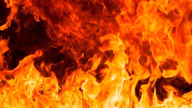 В Запорожье ночью горел дом: с места происшествия госпитализировали женщину