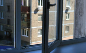 В Запорожье из окон выпали двое детей: девочка погибла, а мальчик в больнице