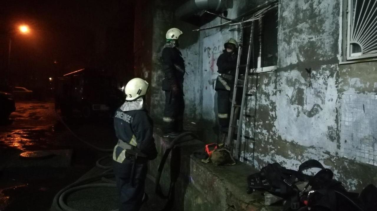 У Дніпровському районі Запоріжжя вночі згорів магазин, — ФОТО
