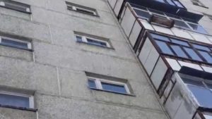 В Запорожье на Бабурке пенсионер выпал из окна: он – в крайне тяжелом состоянии