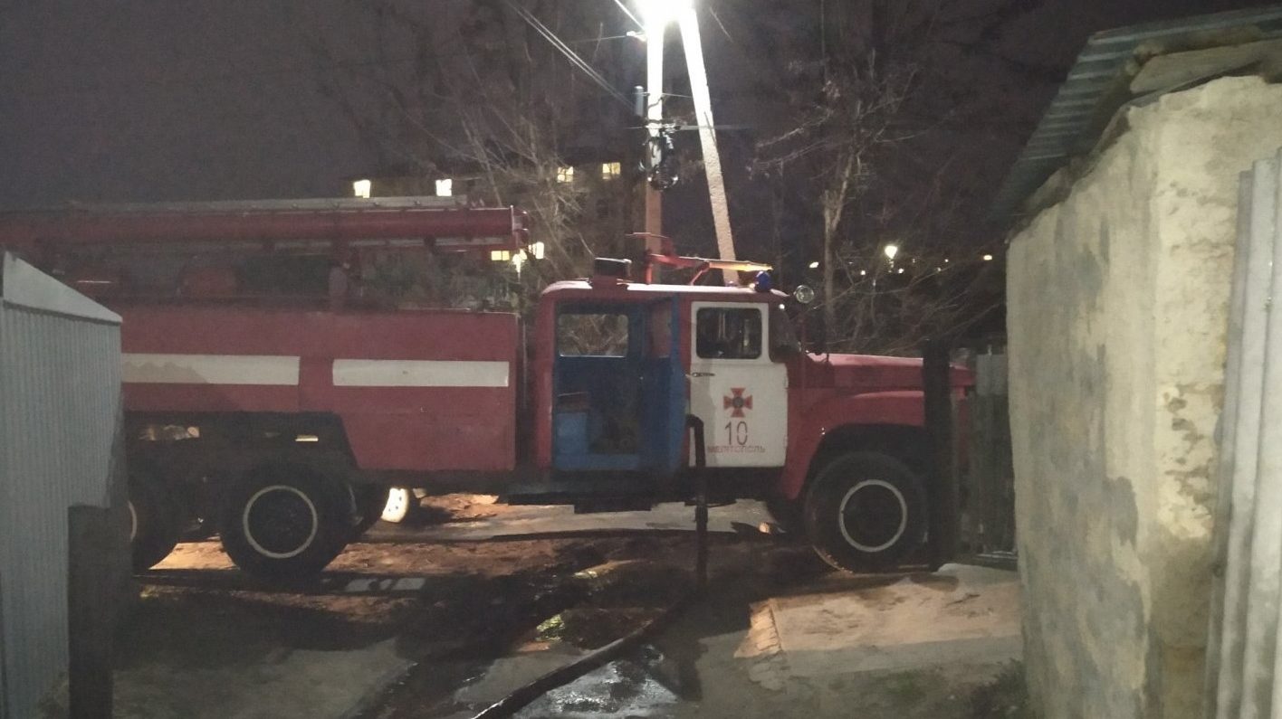 В Мелитополе пожарные спасли из пожара парня, — ФОТО