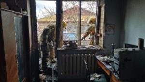 В Мелітополі небайдужі містяни врятували з пожежі двох дівчаток, — ФОТО
