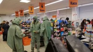 Вирус не пройдет: в энергодарский супермаркет пришли покупатели в защитных костюмах, — ФОТО