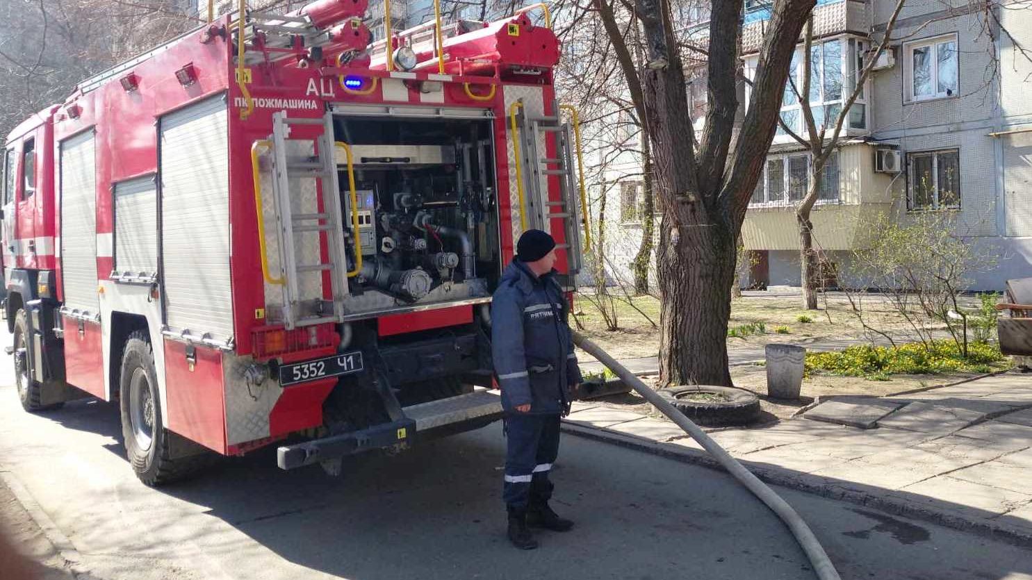 В Шевченковском районе произошел пожар: людей эвакуировали, а одна женщина погибла, — ФОТО