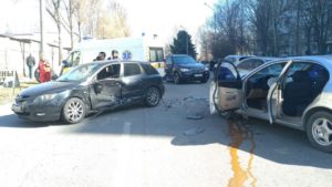 В Запоріжжі вдень сталася аварія: розбито дві машини, — ФОТО