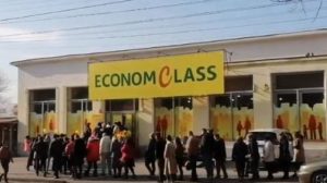 Черга як в мавзолей: запорожці знову бомблять секонд-хенд, — ВІДЕО