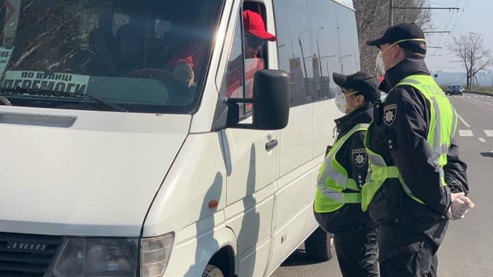 У Запоріжжі поліцейські перевіряють громадський транспорт на дотримання карантину, — ФОТО