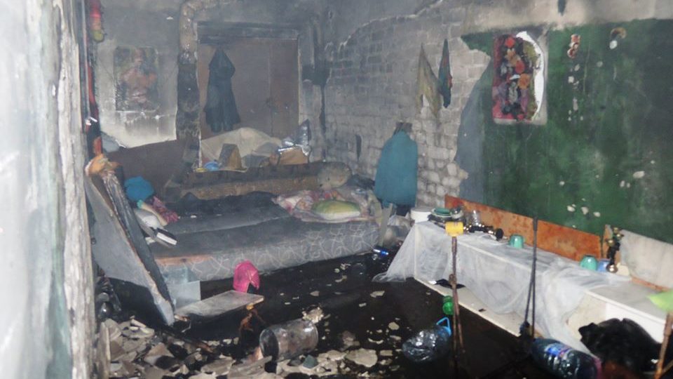 В Запорожье в многоэтажке горел подвал: на месте работали пожарные