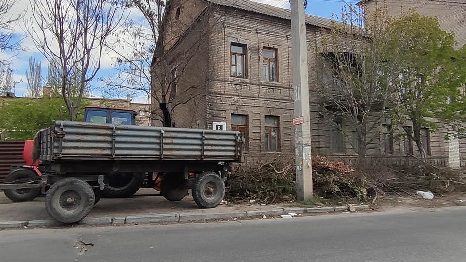 В центральной части Запорожья райадминистрация оперативно убрала стихийную свалку