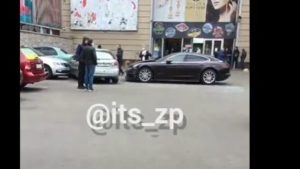 В Запорожье на парковке ТЦ «Украина» в ДТП с участием Porsche разбились 5 автомобилей, – ВИДЕО