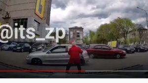 В Запорожье Porsche на парковке ТРЦ «Украина» разбил 4 машины и едва не убил старушку, – ВИДЕО