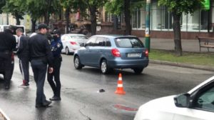 У центрі Запоріжжя на «зебрі» збили пішохода: людину забрала швидка, – ФОТО