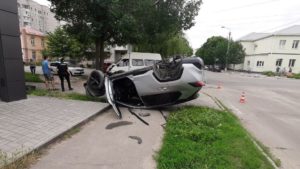 В Запорожье произошло ДТП: иномарка перевернулась, бус влетел в дерево, – ФОТО