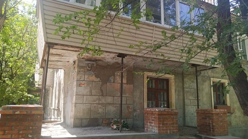 Комунальники привели до ладу будинок в Запоріжжі, де знімали фільм «Весна на Зарічній вулиці»