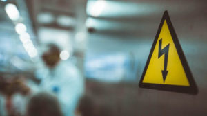 В Бердянську чоловіка вдарило струмом та він впав з висоти: з місця події його госпіталізували до лікарні