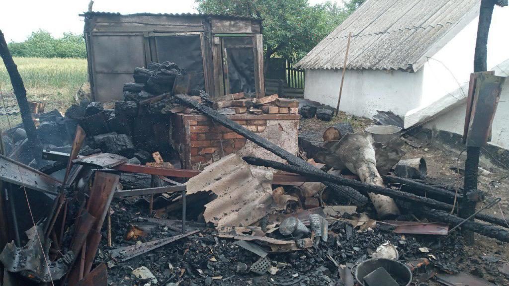 В Запорожской области в доме произошел пожар: с места происшествия госпитализировали старушку
