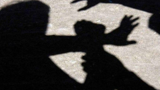 В Комунарському районі Запоріжжя молодий хлопець вдарив дівчину і пограбував її
