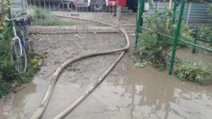 ГСЧС-ники помогали жителям Токмака выкачивать воду из затопленных домов, — ФОТО