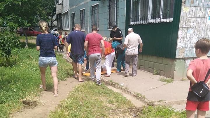 Медики рассказали, с какими травмами в больницу попала жительница Запорожья, которая выпала со второго этажа