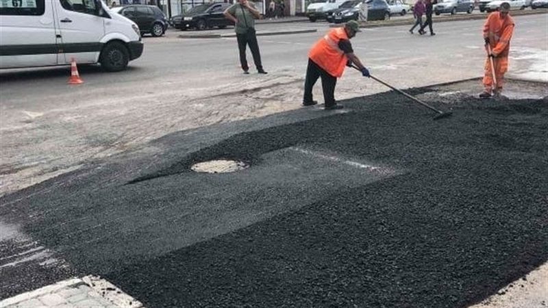 Просевший в центре Запорожья асфальт уже восстановили