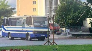 У Луцьку терорист захопив автобус із заручниками: у злочинця – вибухівка і зброя, – ФОТО
