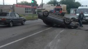 У Запоріжжі водій врізався в стовп і перекинувся, – ФОТО