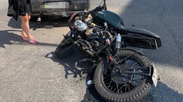 В центре Запорожья мотоциклист врезался в легковушку: водителя госпитализировали, – ФОТО