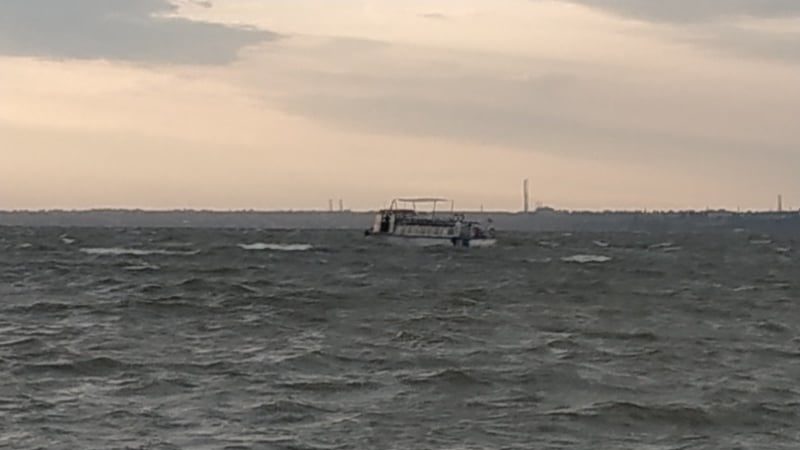 В Каховському водосховищі зламався прогулянковий катер: ДСНС-ники врятували 16 чоловік