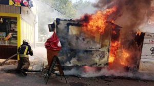 В центральній частині Запоріжжя серед білого дня палало два кіоски, — ФОТО