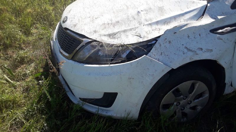 У Запорізькій області автомобіль вилетів з траси в кювет і кілька разів перекинувся, – ФОТО