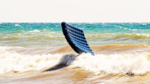 На запорізькому курорті чоловіка на матраці віднесло у відкрите море