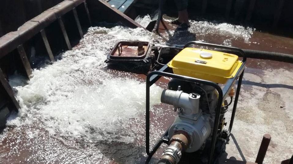 Трюми заповнилися водою: в Запорізькій області ледве не потонула баржа, — ФОТО