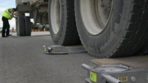 У Запорізькій області водій вантажівки намагався дати хабар поліцейському