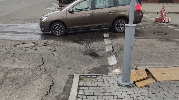 У центрі Запоріжжя на магістральному перехресті через зливу просів асфальт, – ФОТО