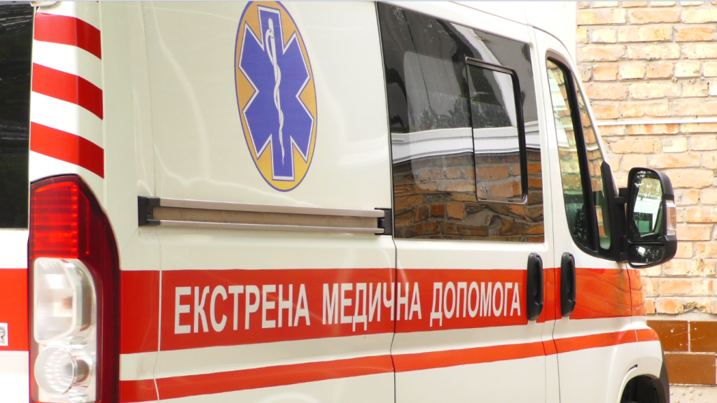 У Запорізькій області чоловік отримав численні переломи, впавши з висоти