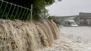 Запорожье накрыло сильнейшим ливнем: затопило проспект, подъезды и маршрутки, – ВИДЕО