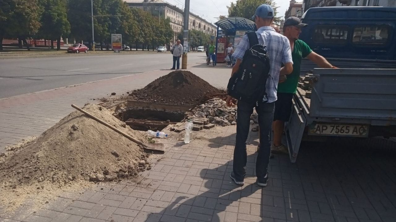 В центре Запорожья рабочие проводили несанкционированные земляные работы