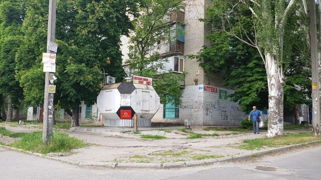 В Запорожье с перекрестка демонтировали незаконный МАФ-