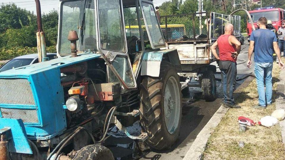 На перекрестке в Запорожье горел прицеп с мусором, — ФОТО
