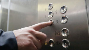 В Запорожье извращенец, который, угрожая ножом, приставал в лифте к детям, получил 6 лет тюрьмы