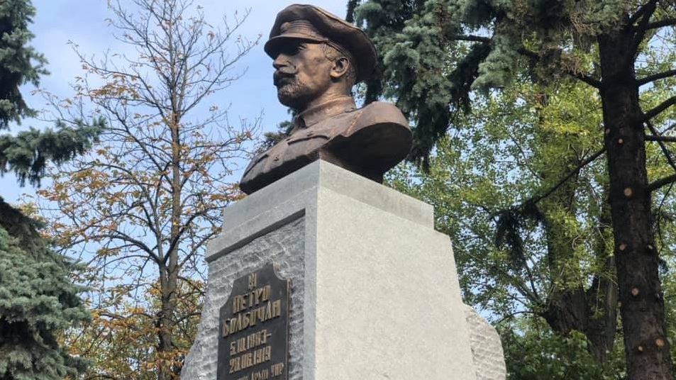 В столице установили памятник командиру 1-й Запорожской дивизии