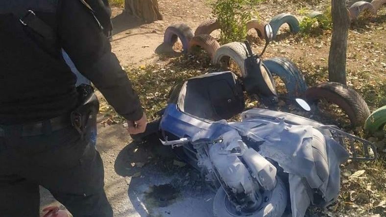 На Запоріжжі поліцейські загасили мопед, який раптово загорівся під час їзди