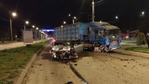 В Запорожской области BMW лоб в лоб столкнулось с зерновозом: водитель в реанимации, – ФОТО