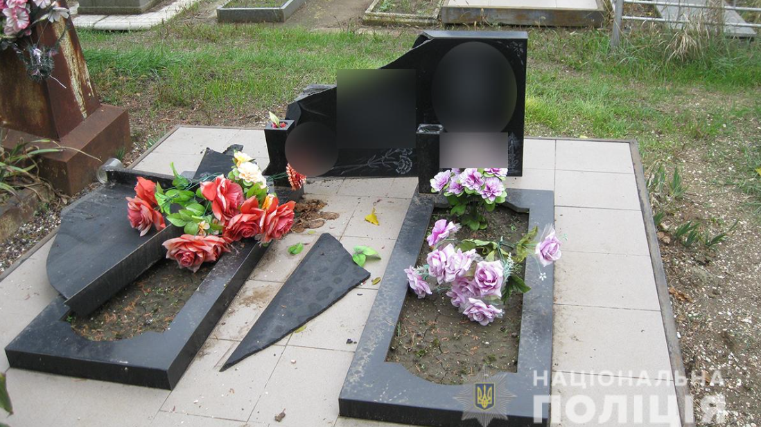 В Запорожской области 20-летние вандалы надругались над могилами, – ФОТО