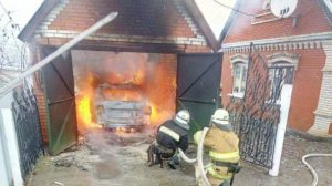 В Запорожской области сгорел автомобиль вместе с гаражом, – ФОТО