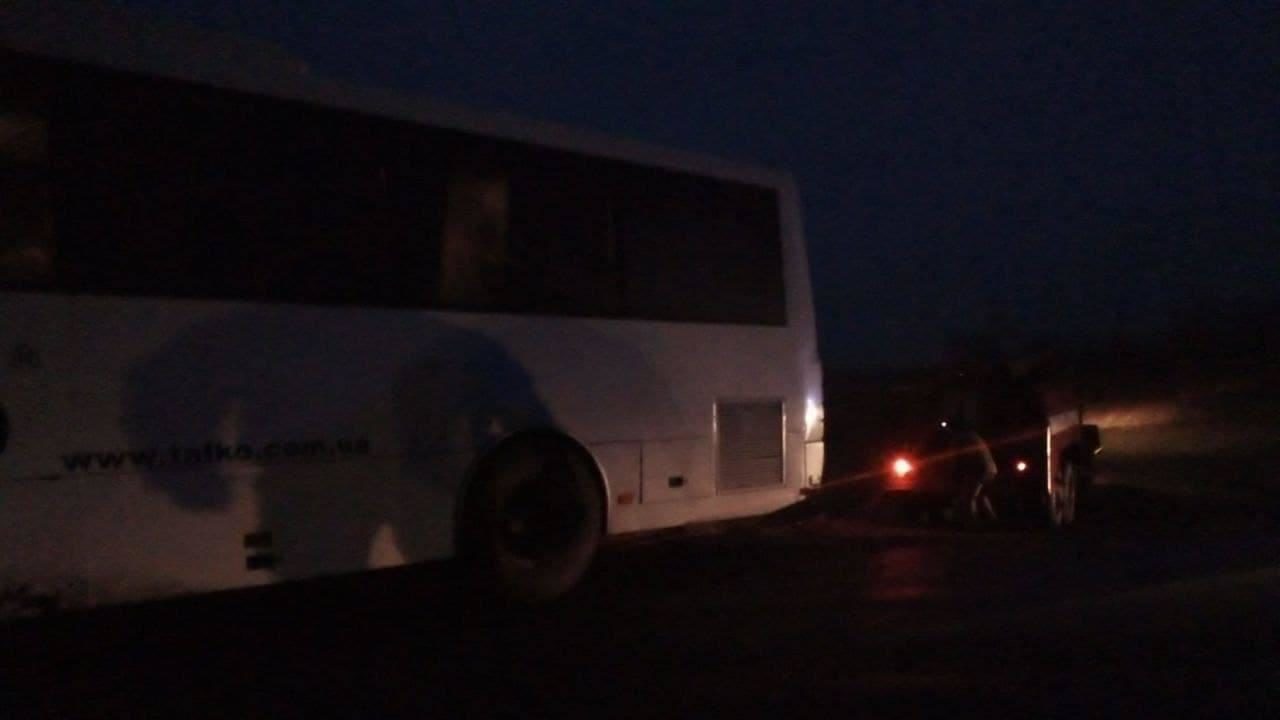Через негоду на трасі в Запорізькій області застряг автобус з 25 пасажирами всередині